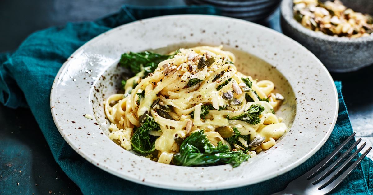 Vegetarisk pasta med grönkål, ost och frön