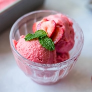 4 Ingredient Strawberry Frozen Yogurt