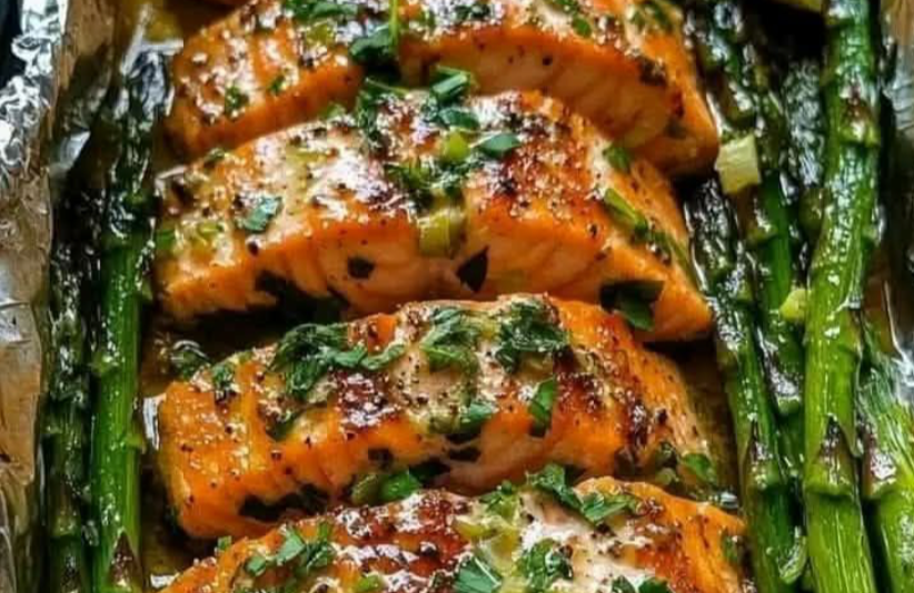 Baked Salmon in Foil with Asparagus 