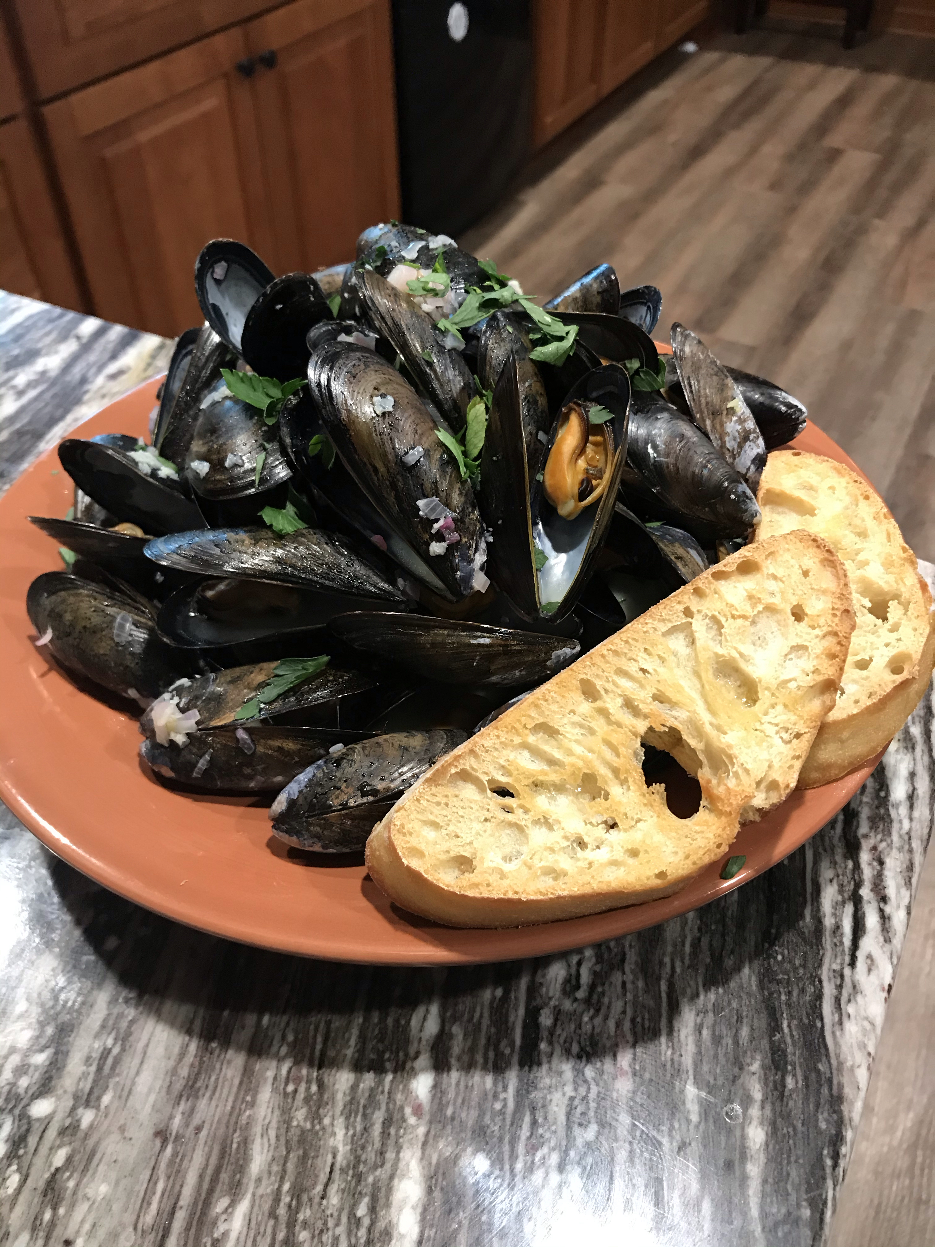 Steamed mussels in pineapple wine