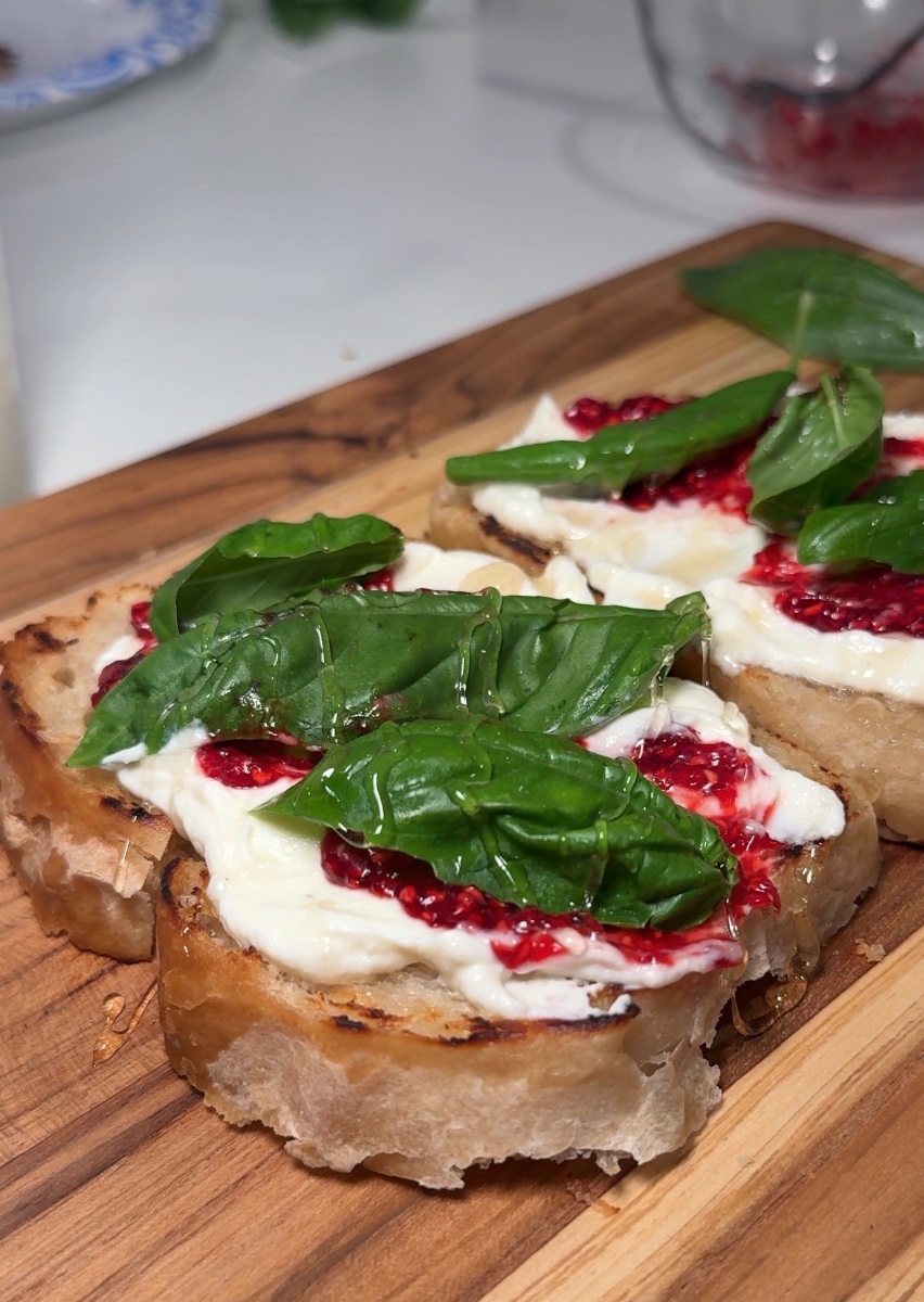 Honey, Basil & Berry Sandwich