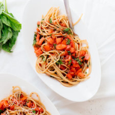 Summertime Spaghetti with Fresh Tomato Sauce