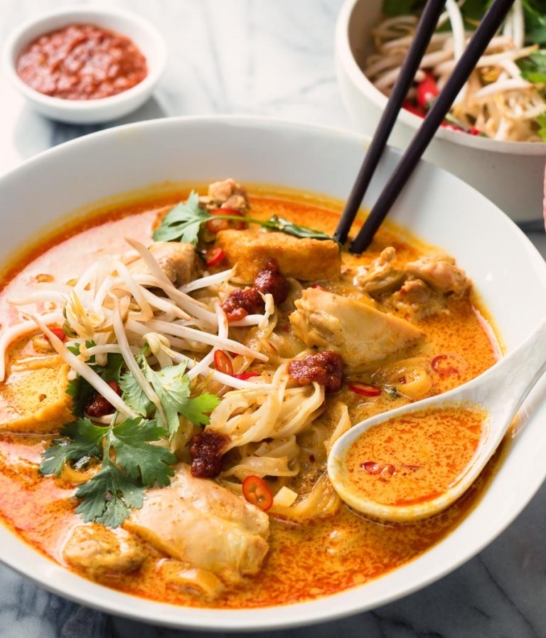 Laksa (Spicy Coconut Curry Soup)